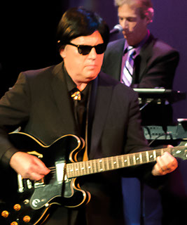 Picture of Roy Orbison's tribute performer, Wiley Ray in the Roy Orbison Returns show